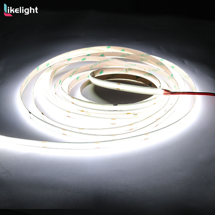 Efecto de iluminación blanca fría de tira LED COB