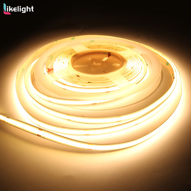 Efecto de iluminación blanco cálido de tira LED COB